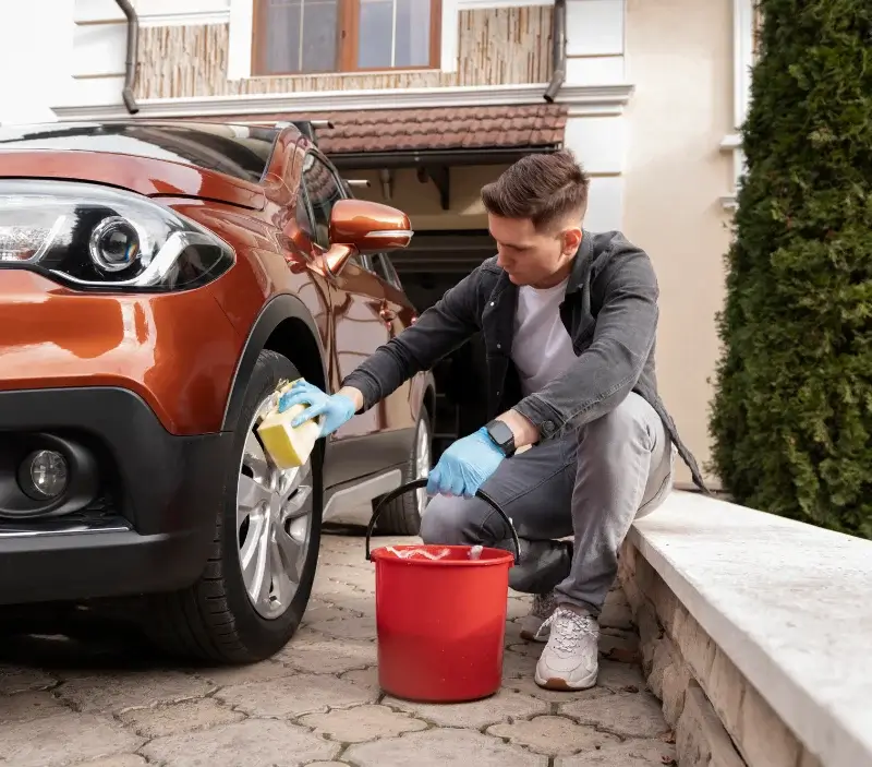 Lavage auto à domicile Saint-Cyr-l'École : professionnel intervenant sur un véhicule